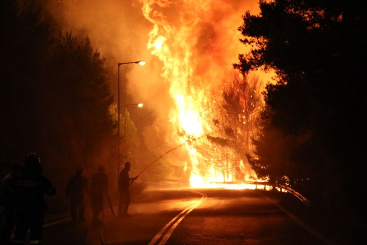 Ανεξέλεγκτη η πυρκαγιά, έκοψε στα δύο τον δρόμο Καπανδριτίου – Καλάμου – Δείτε εικόνες